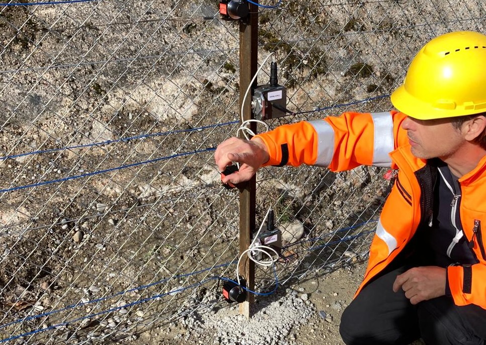 fiber optic sensor applied to fence